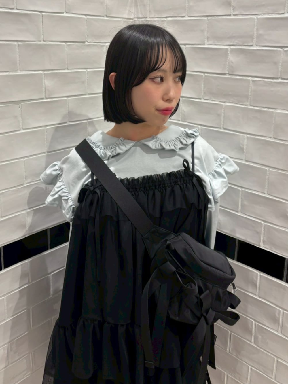 ブルー系のTシャツ/カットソー、ブラック系のその他パンツ、ブラック系のその他トップスを着用したレディースの春コーディネートの4枚目の写真