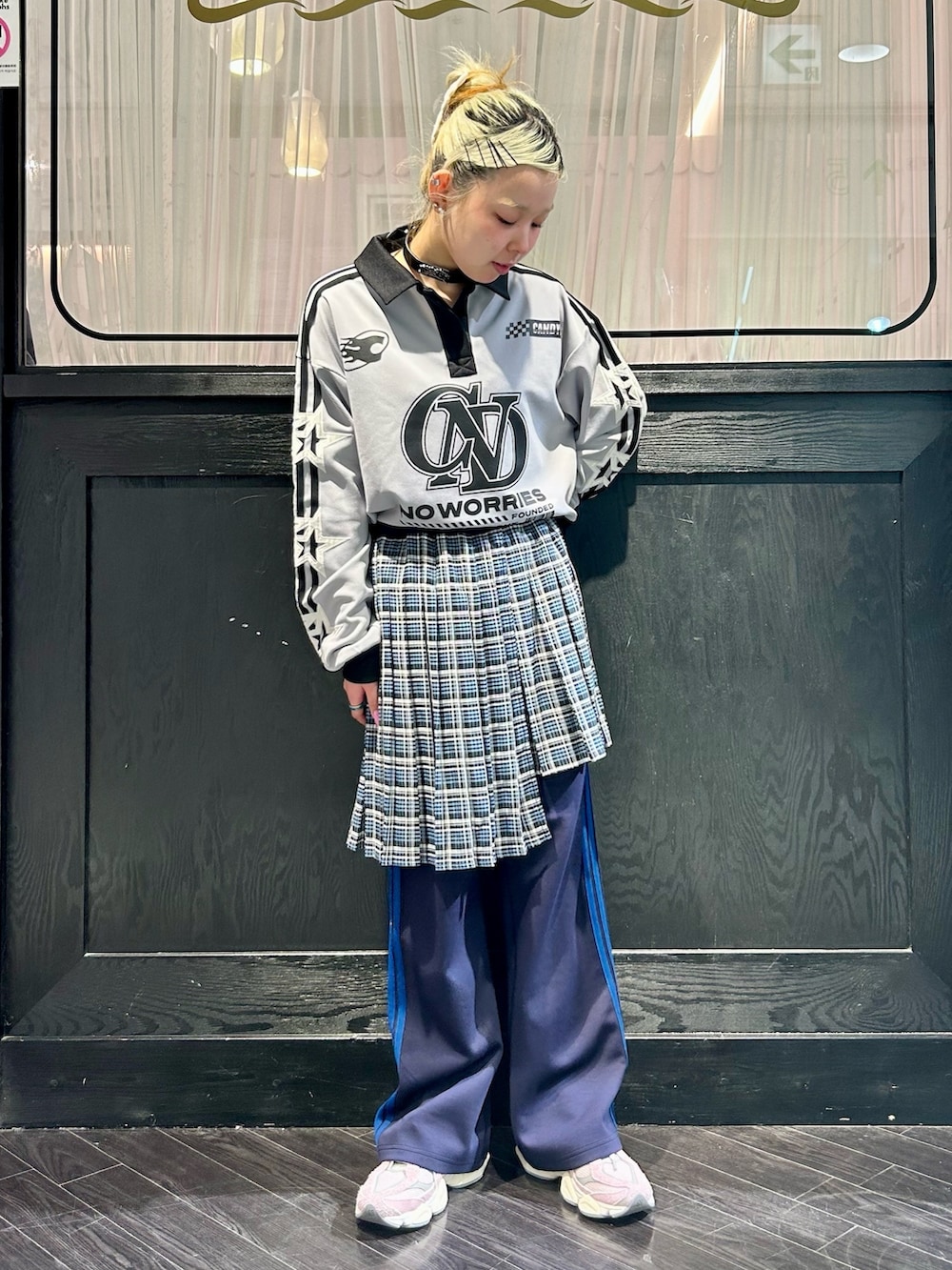 グレー系のポロシャツ、ブルー系のその他パンツ、ピンク系のシューズを着用したレディースの春コーディネートの3枚目の写真