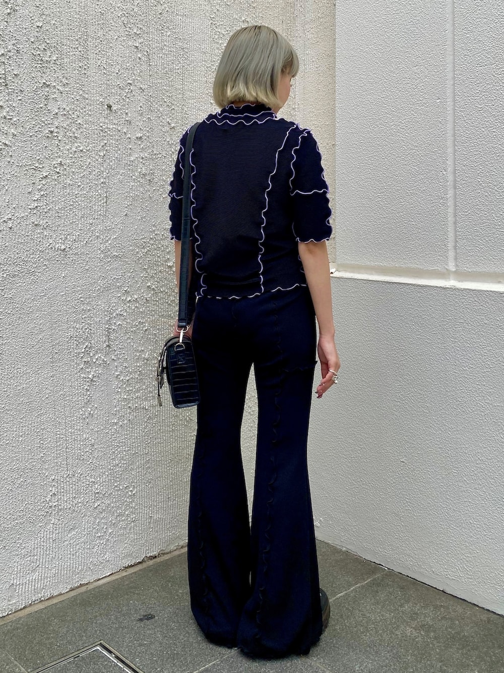 ブラック系のショルダーバッグ、ブラック系のその他パンツ、ブラック系のその他トップスを着用したレディースの夏コーディネートの4枚目の写真