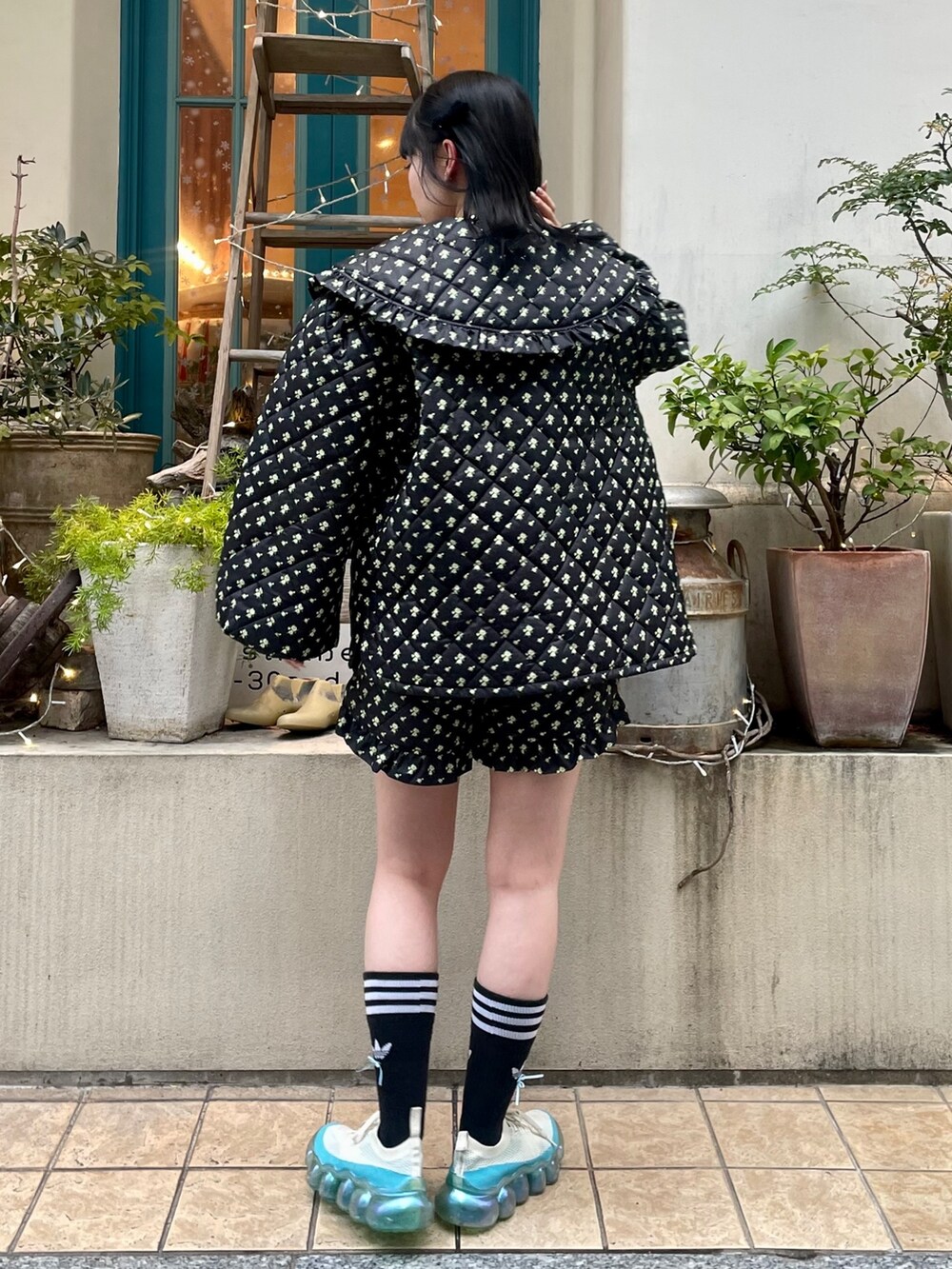 ブラック系のダウンジャケット/コート、ブルー系のTシャツ/カットソー、ブラック系のその他パンツを着用したレディースの冬コーディネートの4枚目の写真