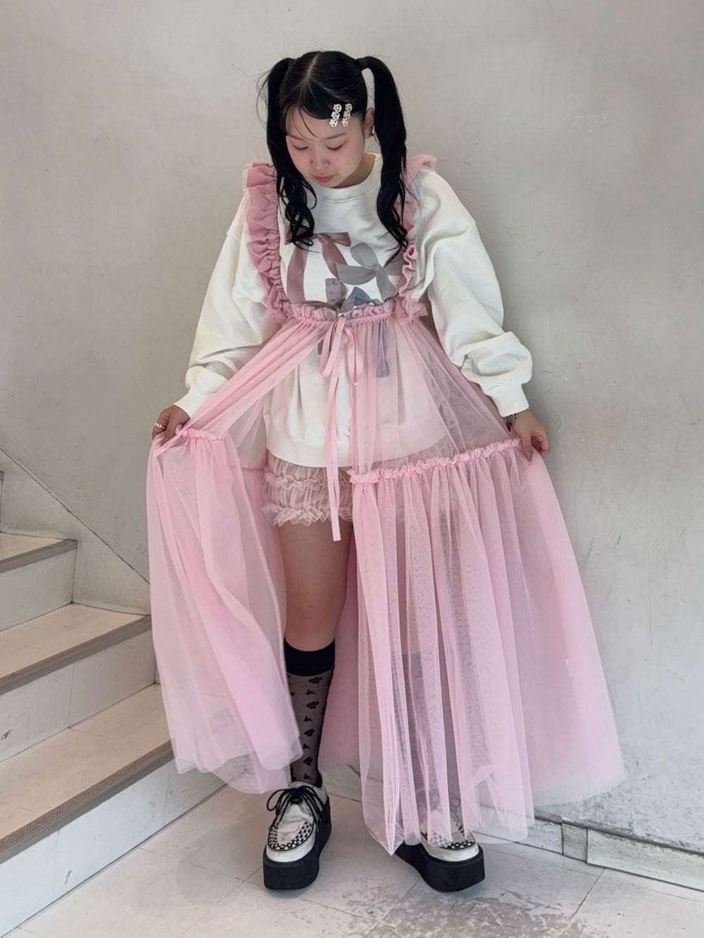 ピンク系のその他パンツ、ピンク系のスカート、ホワイト系のスウェットを着用したレディースの秋コーディネートの3枚目の写真