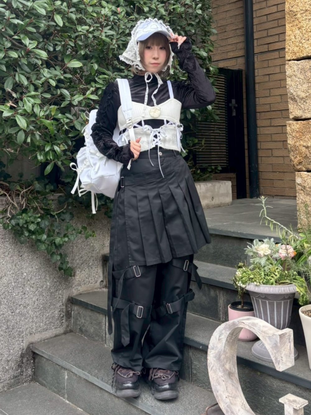 ブラック系のTシャツ/カットソー、ホワイト系のその他トップス、ブラック系のその他パンツを着用したレディースの冬コーディネートの2枚目の写真