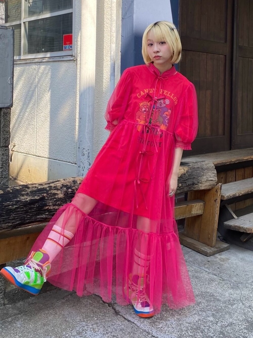 レッド系のTシャツ/カットソー、レッド系のワンピース、ホワイト系のソックス/靴下を着用したレディースの春コーディネートの3枚目の写真