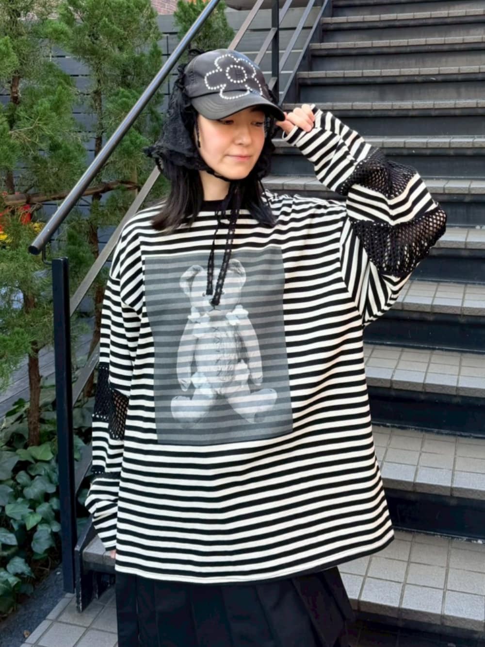 ブラック系のその他パンツ、ブラック系のTシャツ/カットソー、ブラック系のキャップを着用したレディースの冬コーディネートの3枚目の写真