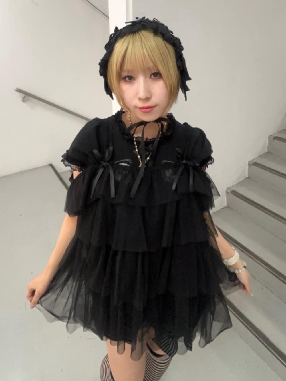 ブラック系のその他パンツ、ブラック系のTシャツ/カットソー、ブラック系のその他トップスを着用したレディースの夏コーディネートの3枚目の写真