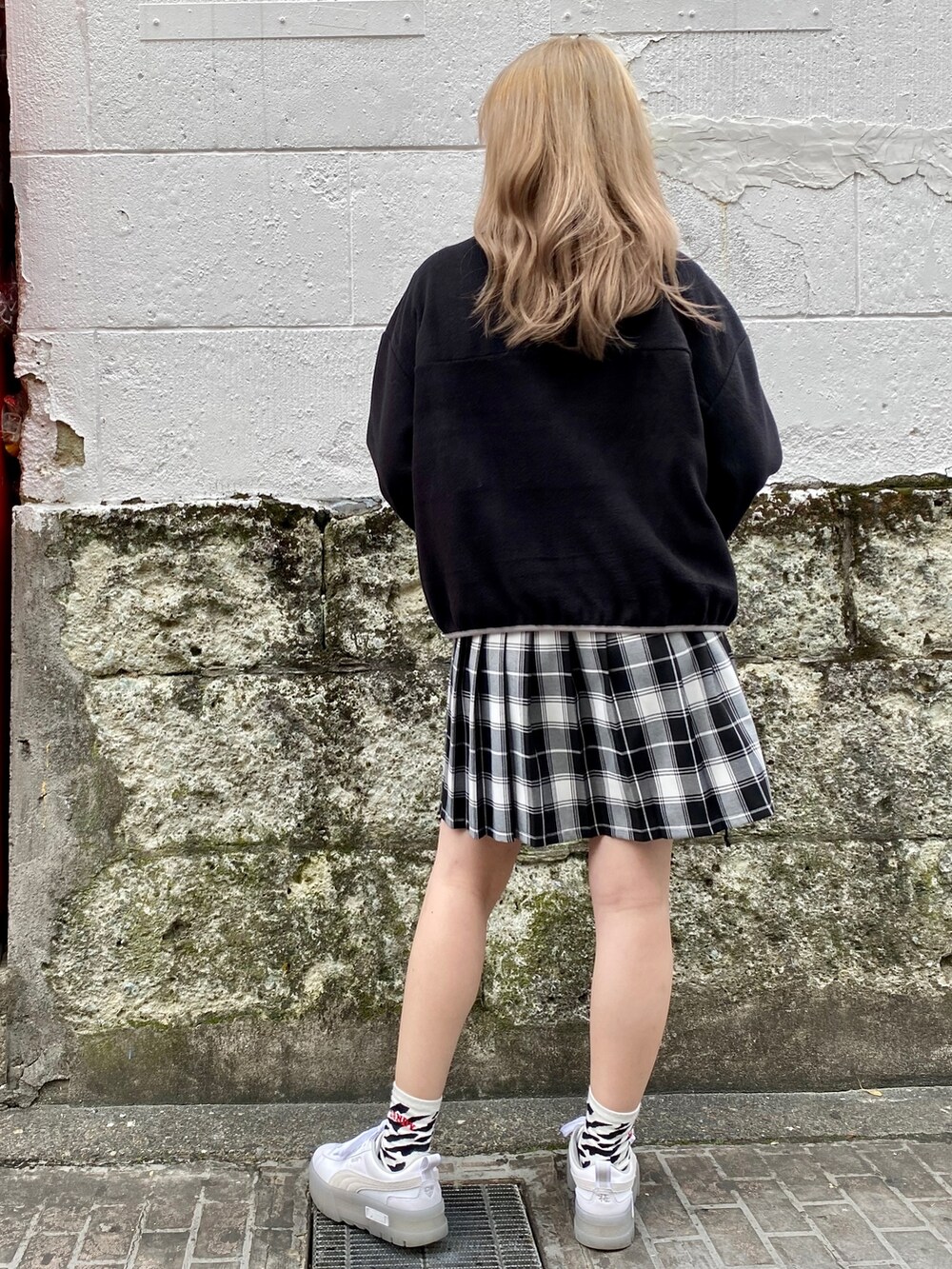 ブラック系のその他トップス、ブラック系のスカートを着用したレディースの冬コーディネートの4枚目の写真