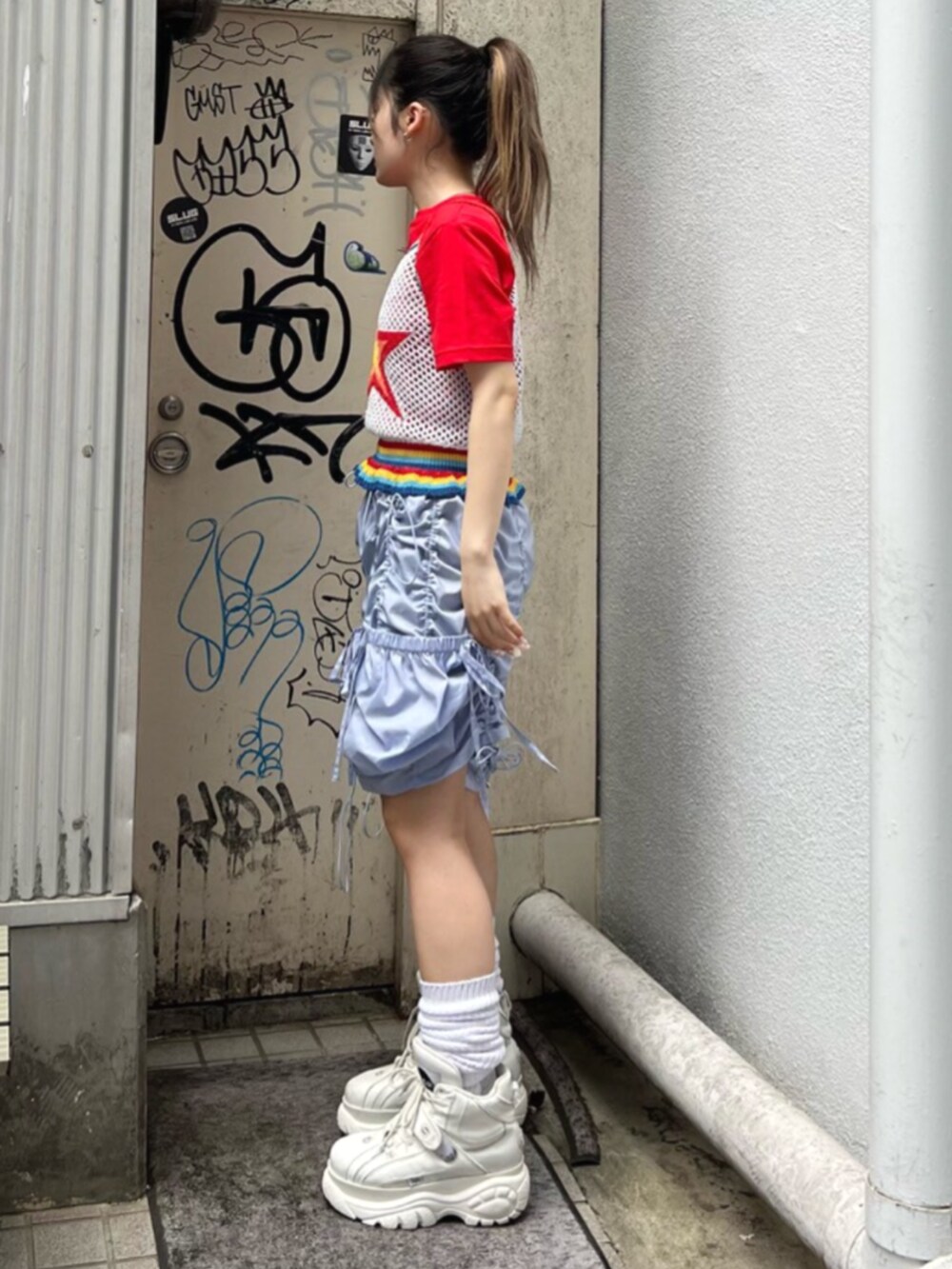 レッド系のTシャツ/カットソー、ホワイト系のキャミソール、パープル系のその他パンツを着用したレディースの夏コーディネートの2枚目の写真