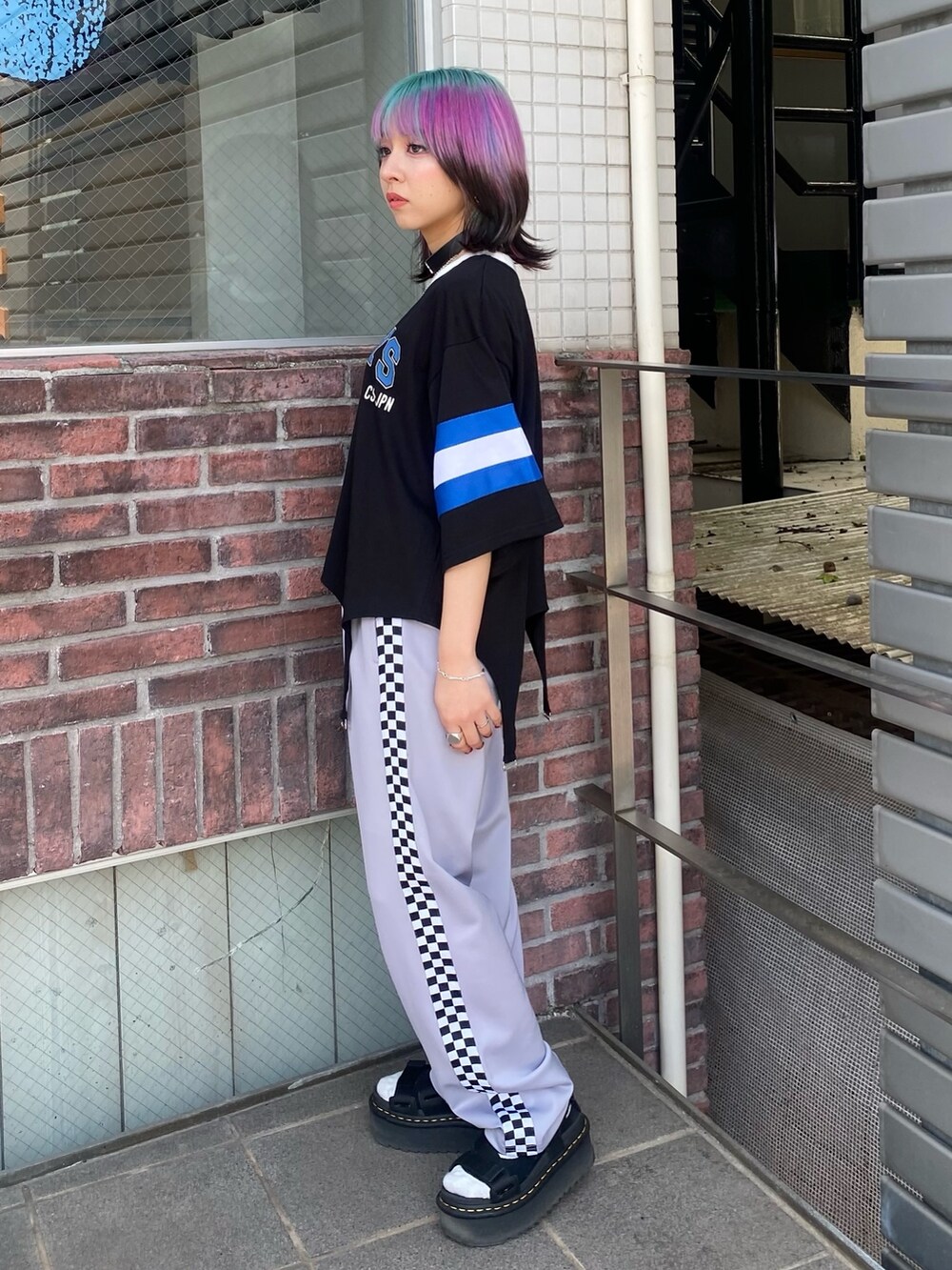 ブラック系のTシャツ/カットソー、グレー系のその他パンツ、ブラック系のチョーカーを着用したレディースの夏コーディネートの3枚目の写真