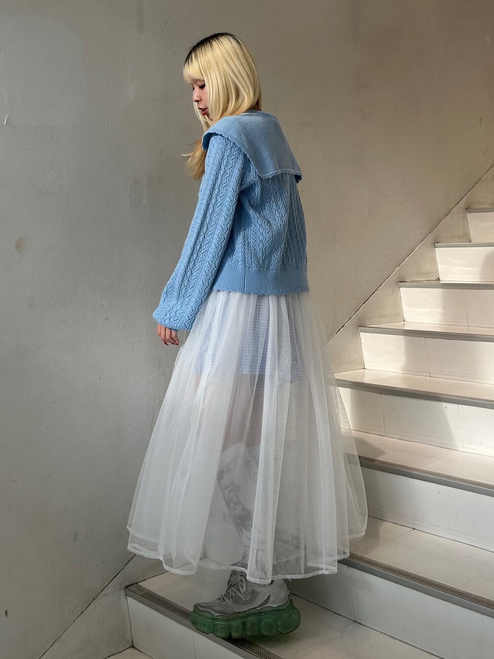 ブルー系のカーディガン/ボレロ、ホワイト系のワンピース、ブルー系のその他パンツを着用したレディースの夏コーディネートの3枚目の写真