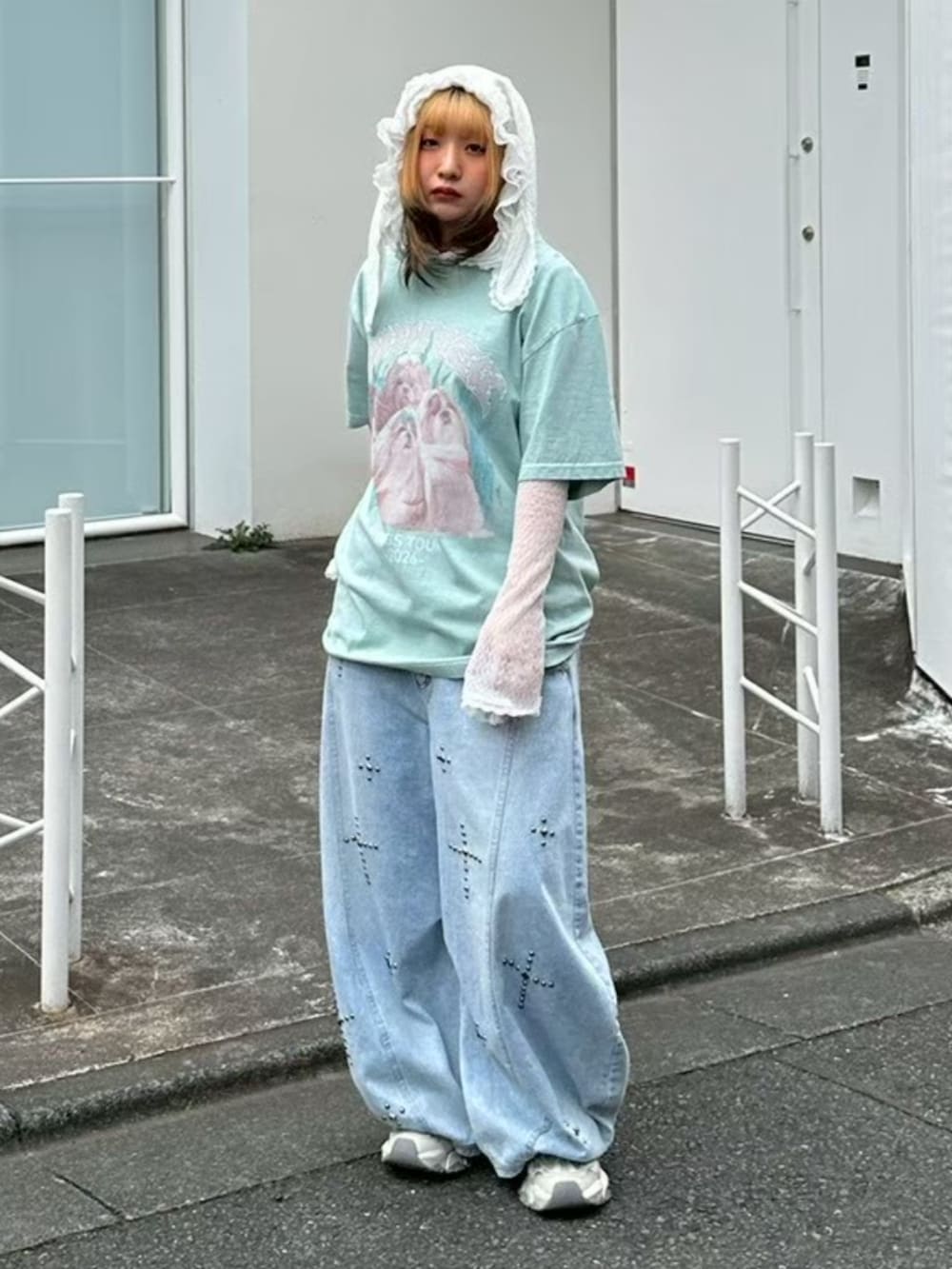 ブルー系のTシャツ/カットソー、ホワイト系のTシャツ/カットソー、ブルー系のデニムパンツを着用したレディースの春コーディネートの3枚目の写真