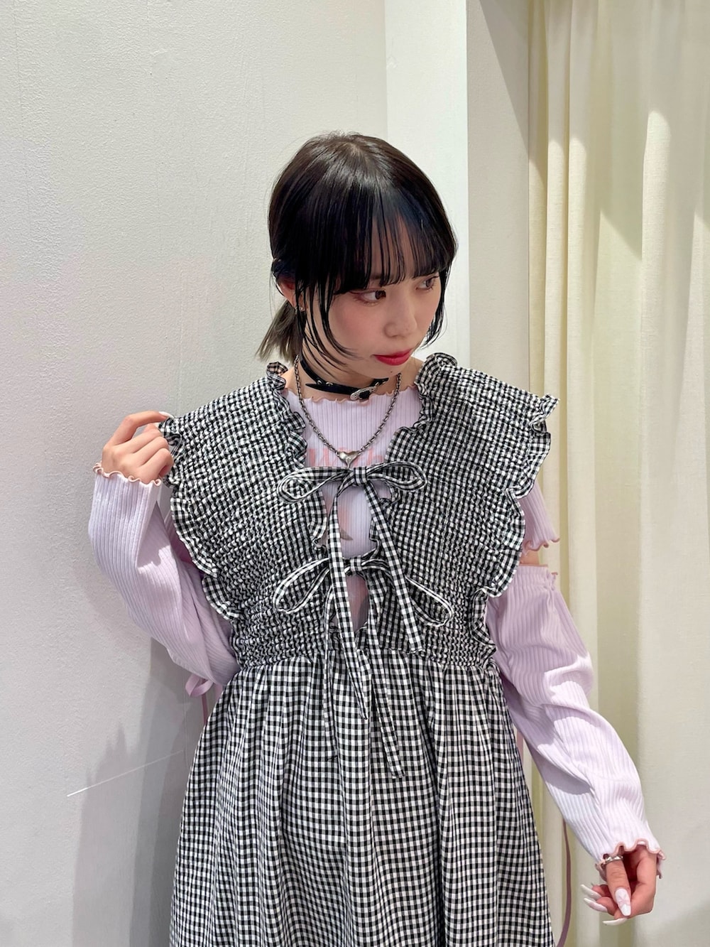 ピンク系のその他トップス、ホワイト系のジャンパースカート、ホワイト系のボディバッグ/ウエストポーチを着用したレディースの春コーディネートの4枚目の写真