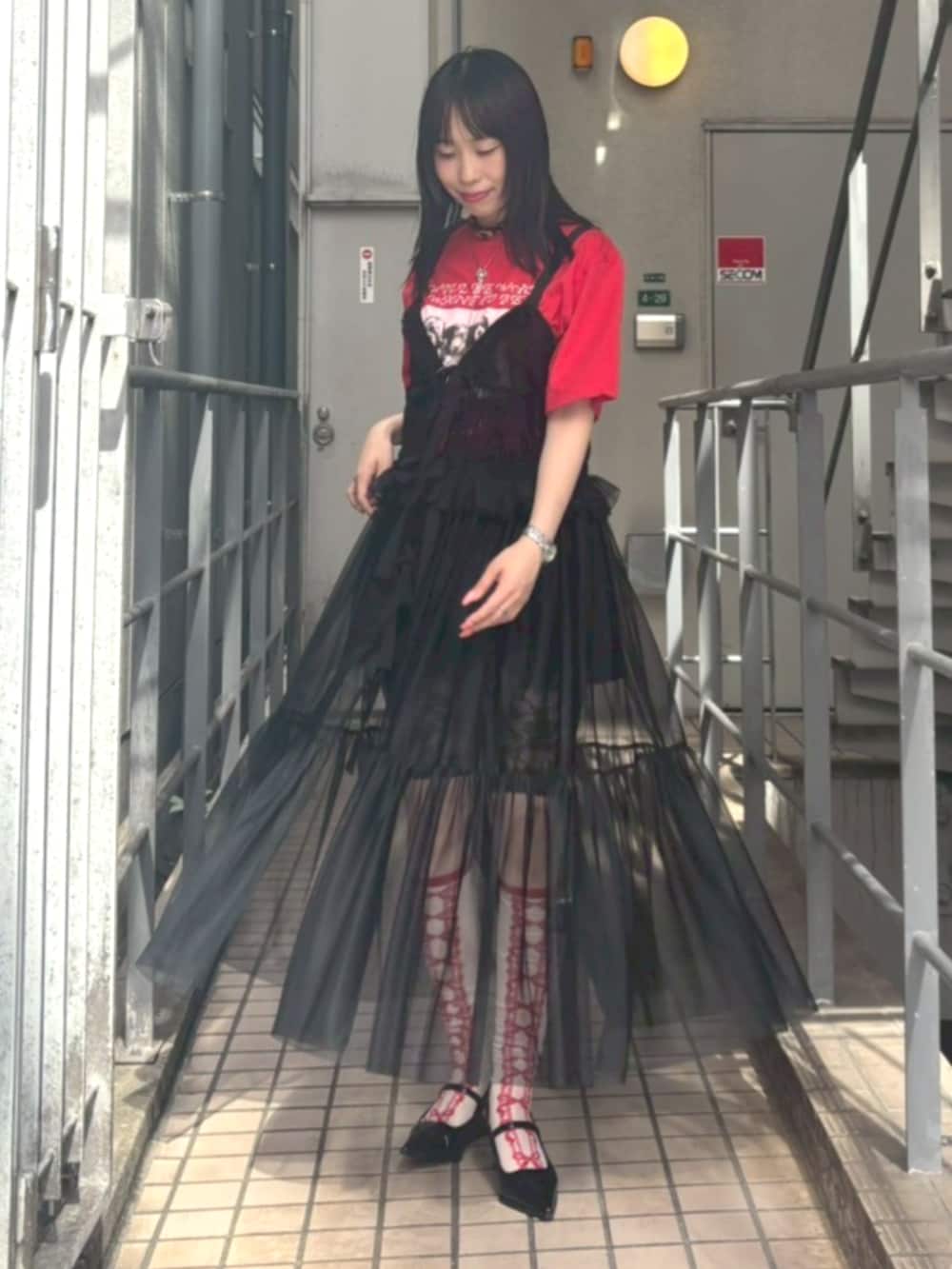 ブラック系のその他パンツ、レッド系のTシャツ/カットソー、ブラック系のワンピースを着用したレディースの夏コーディネートの2枚目の写真