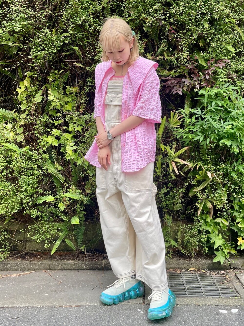 ホワイト系のサロペット/オーバーオール、ピンク系のシャツ/ブラウス、ピンク系のキャミソールを着用したレディースの春コーディネートの3枚目の写真