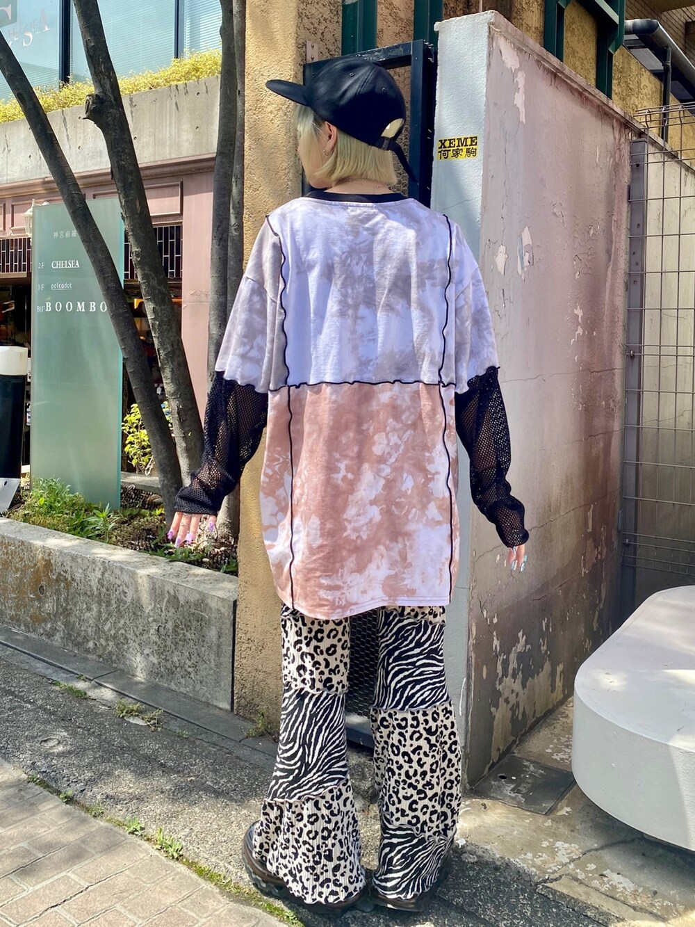 ブラック系のその他パンツ、ブラック系のTシャツ/カットソー、ブラック系のキャップを着用したレディースの春コーディネートの3枚目の写真