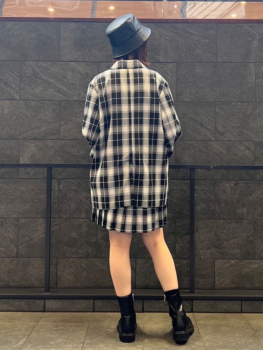 ブラック系のその他アウター、ブラック系のスカートを着用したレディースの秋コーディネートの3枚目の写真