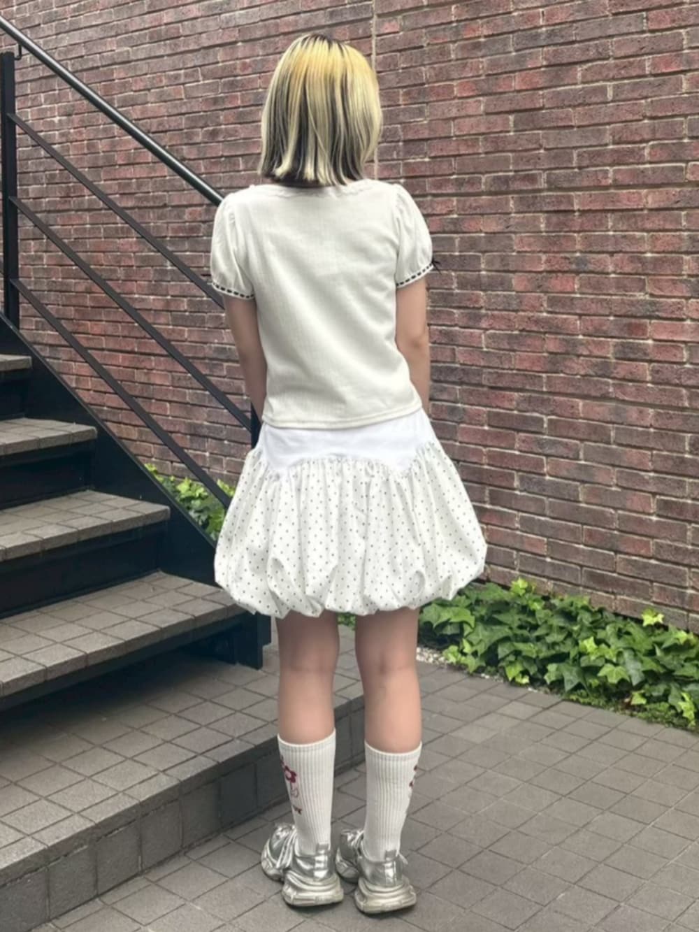 ホワイト系のTシャツ/カットソー、ホワイト系のスカートを着用したレディースの夏コーディネートの3枚目の写真