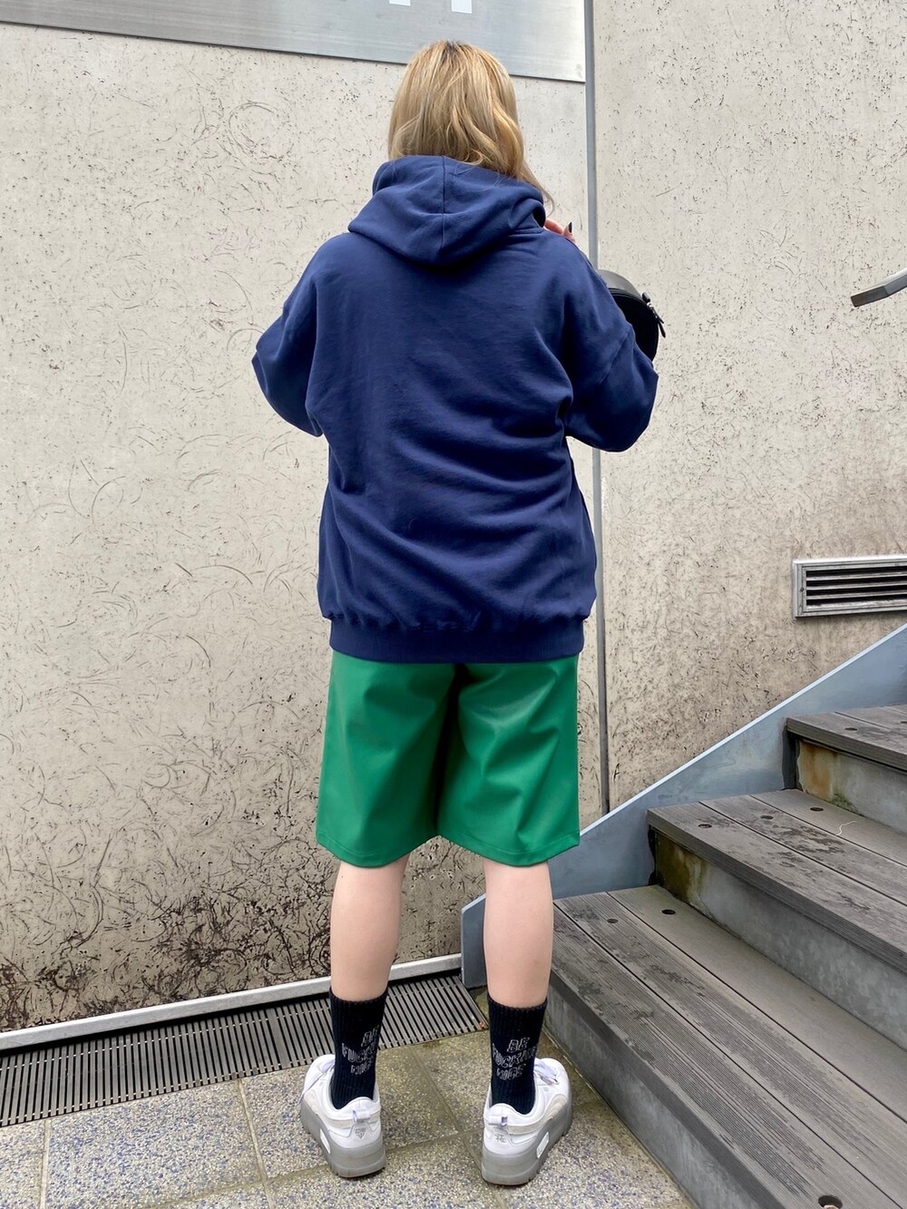 グリーン系のその他パンツ、ブラック系のショルダーバッグ、ブルー系のスウェットを着用したレディースの冬コーディネートの3枚目の写真