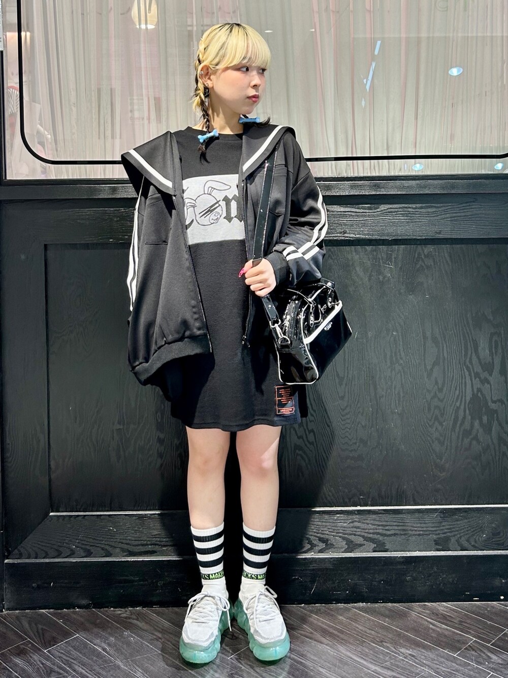 ブラック系のボストンバッグ、ブラック系のTシャツ/カットソー、ブラック系のブルゾンを着用したレディースの夏コーディネートの2枚目の写真