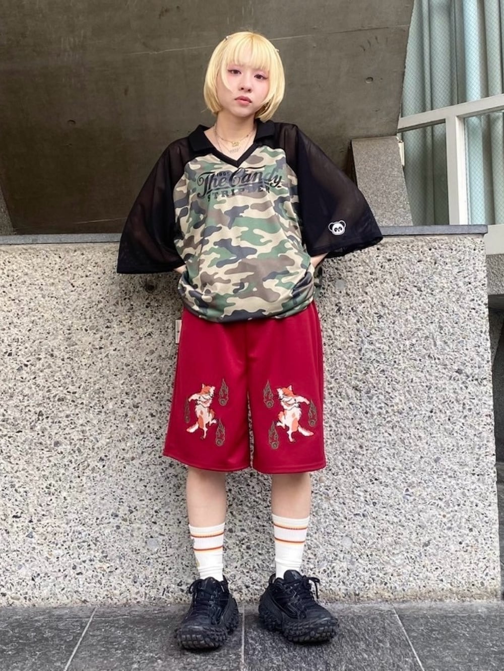 グリーン系のTシャツ/カットソー、レッド系のその他パンツ、ホワイト系のソックス/靴下を着用したレディースの夏コーディネートの2枚目の写真