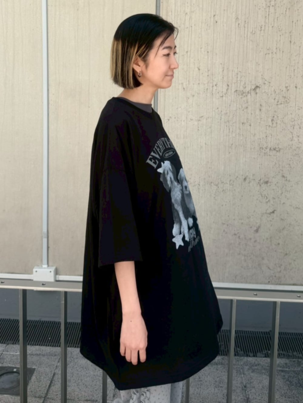 グレー系のその他パンツ、ブラック系のTシャツ/カットソーを着用したレディースの夏コーディネートの4枚目の写真