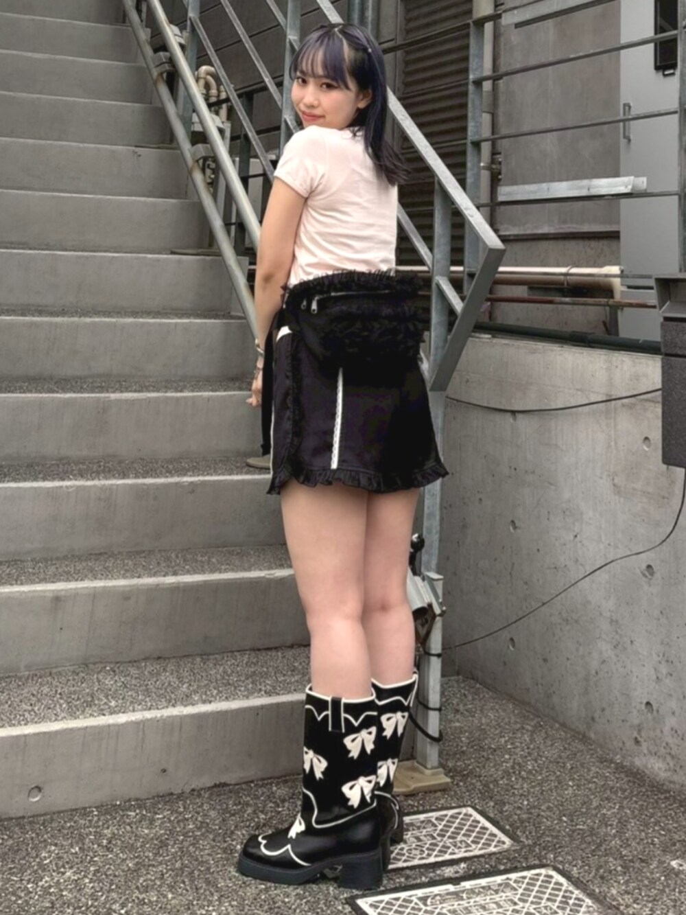 ブラック系のボディバッグ/ウエストポーチ、ブラック系のブーツ、ブラック系のその他パンツを着用したレディースの夏コーディネートの2枚目の写真