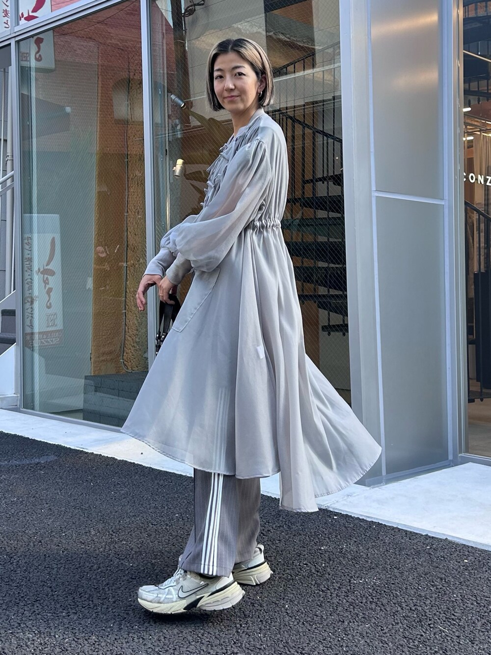 グレー系のドレス、ブラック系のTシャツ/カットソー、グレー系のその他パンツを着用したレディースの秋コーディネートの3枚目の写真