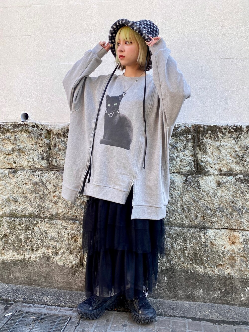 グレー系のスウェット、ブラック系のワンピース、グレー系のその他パンツを着用したレディースの冬コーディネートの2枚目の写真