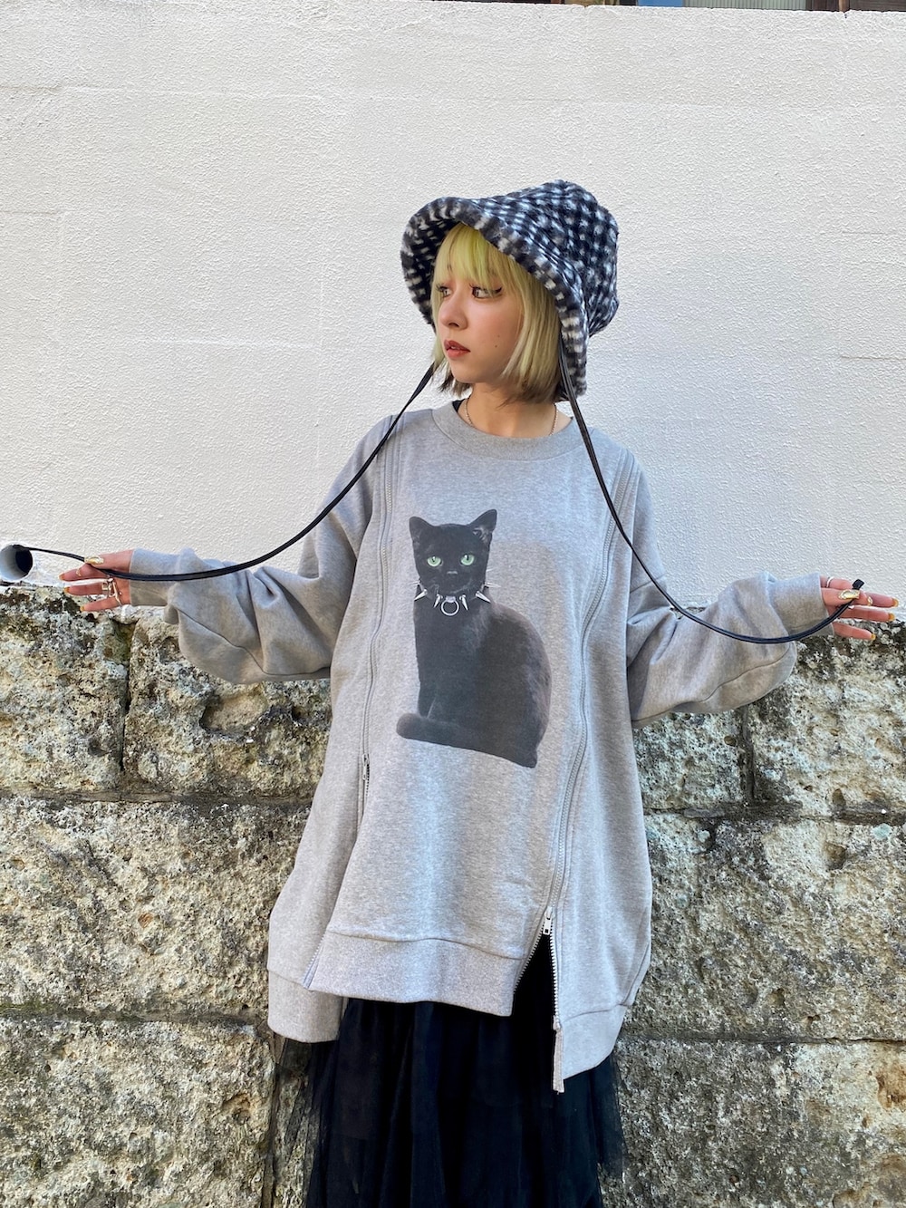 グレー系のスウェット、ブラック系のワンピース、グレー系のその他パンツを着用したレディースの冬コーディネートの5枚目の写真