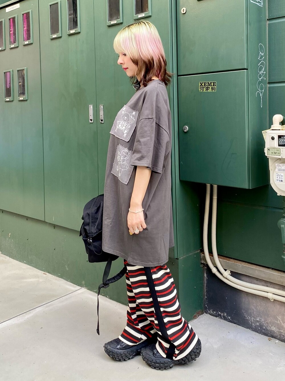 グレー系のTシャツ/カットソー、グレー系のその他パンツ、ブラック系のバックパック/リュックを着用したレディースの夏コーディネートの3枚目の写真