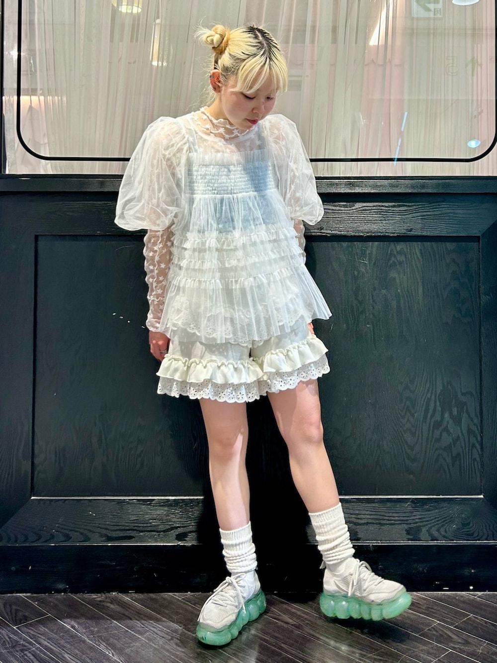 ホワイト系のその他パンツ、ホワイト系のその他トップス、ホワイト系のシャツ/ブラウスを着用したレディースの春コーディネートの3枚目の写真