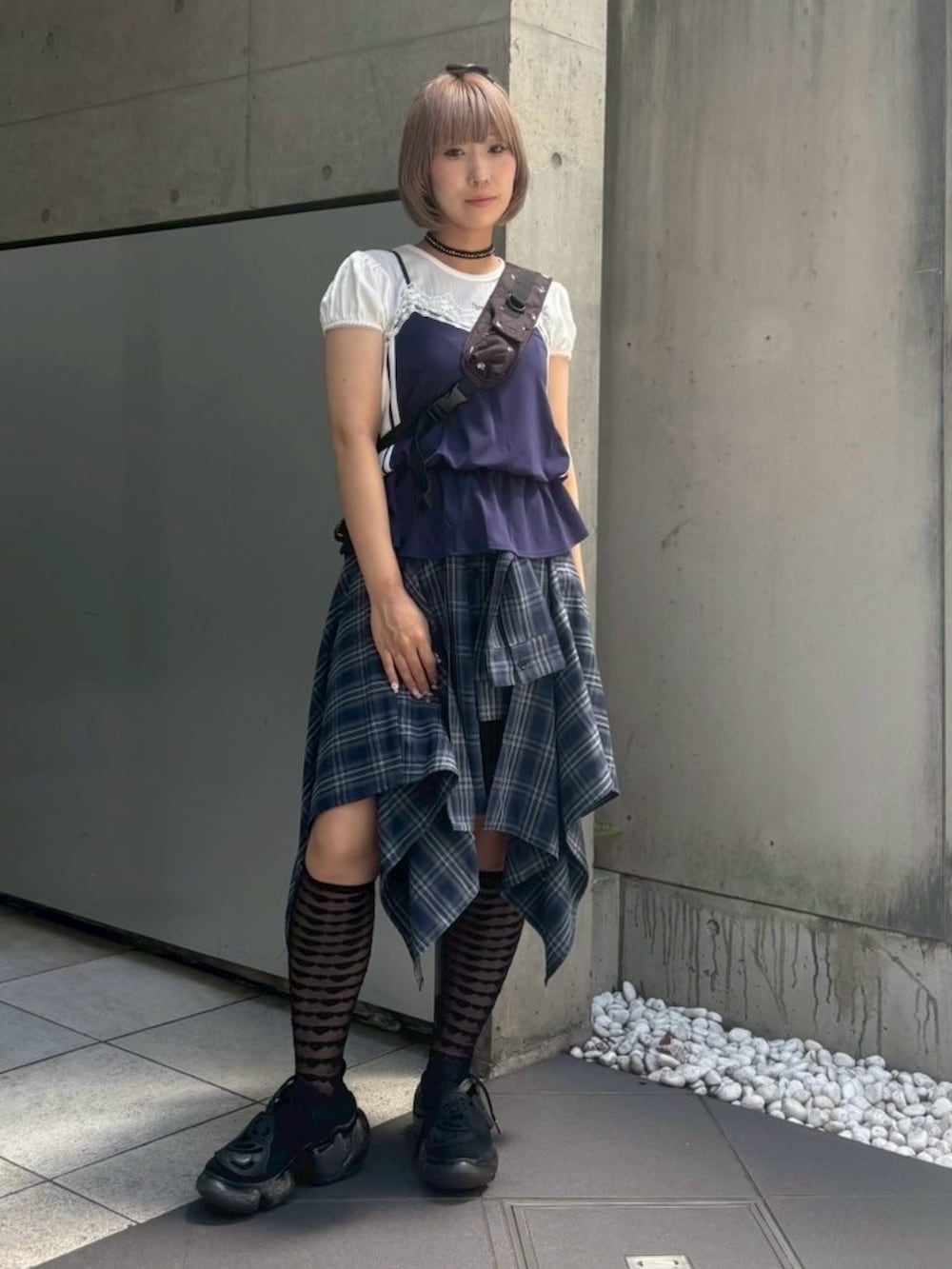 ブラック系のショルダーバッグ、ブルー系のスカート、ブルー系のキャミソールを着用したレディースの夏コーディネートの2枚目の写真