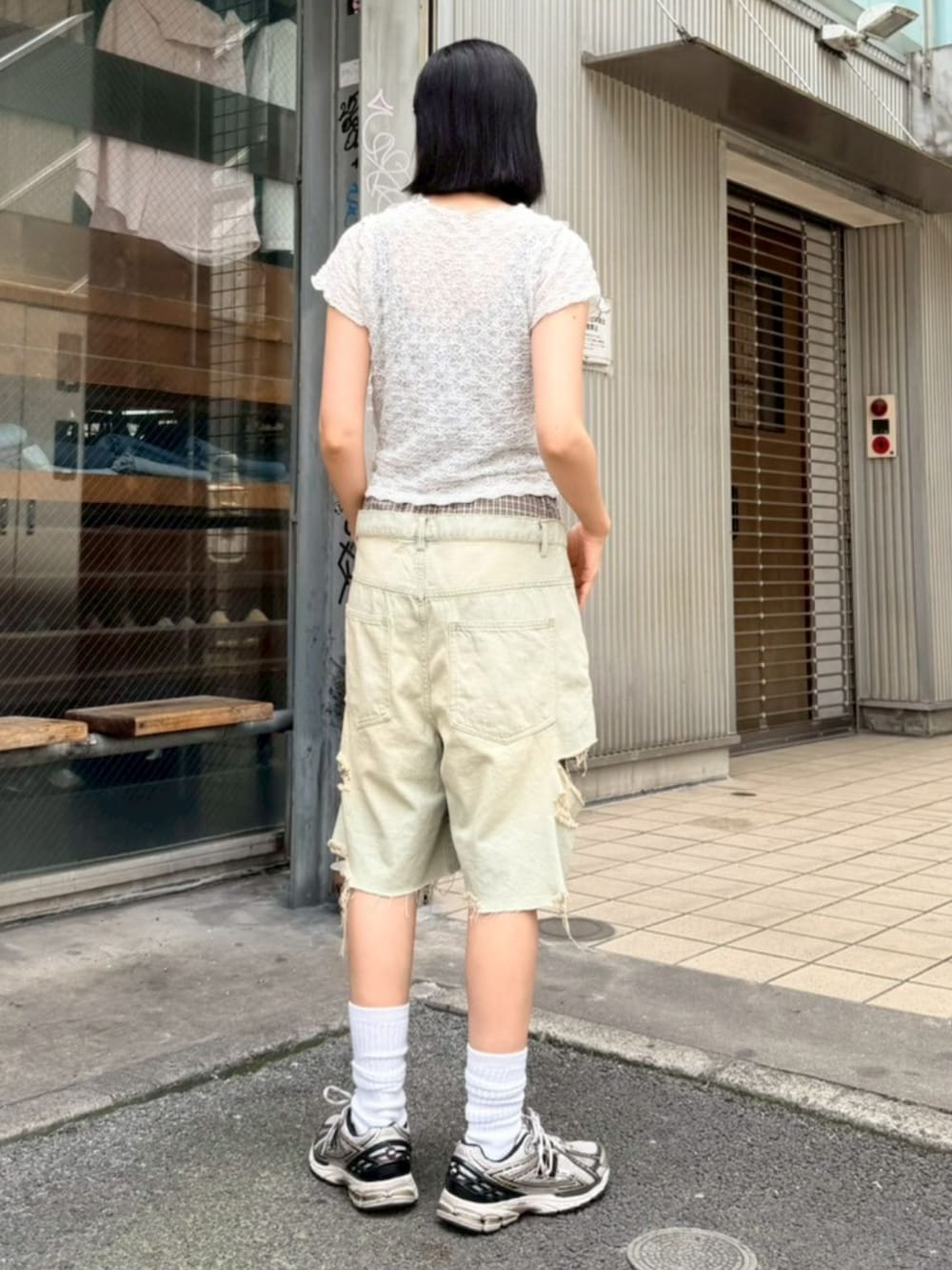 ブルー系のデニムパンツ、ホワイト系のTシャツ/カットソーを着用したレディースの夏コーディネートの3枚目の写真