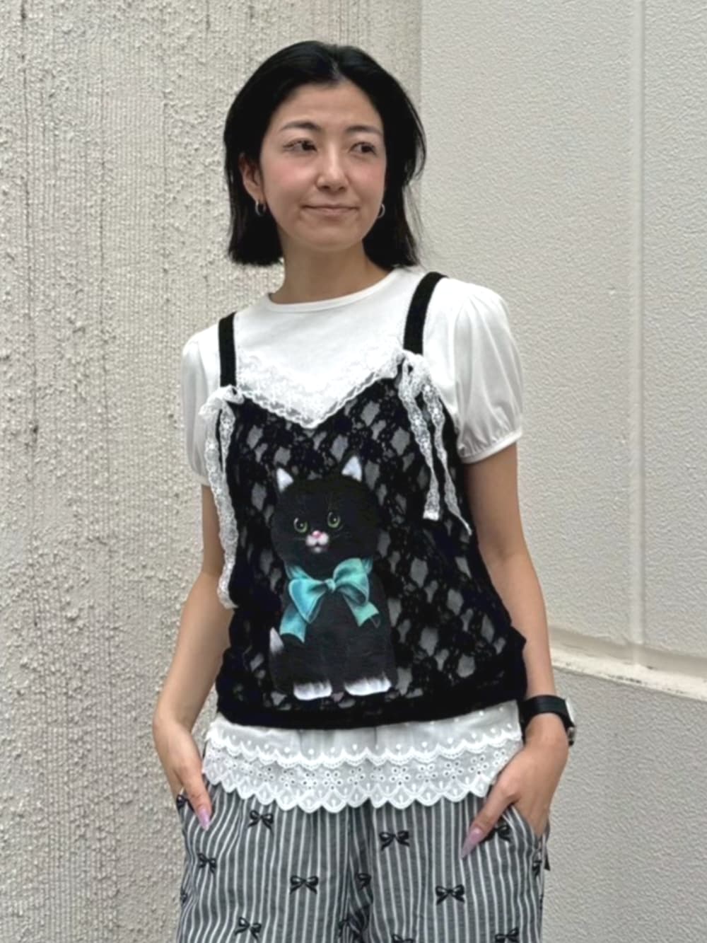 ブラック系のキャミソール、ホワイト系のTシャツ/カットソー、グレー系のその他パンツを着用したレディースの夏コーディネートの3枚目の写真