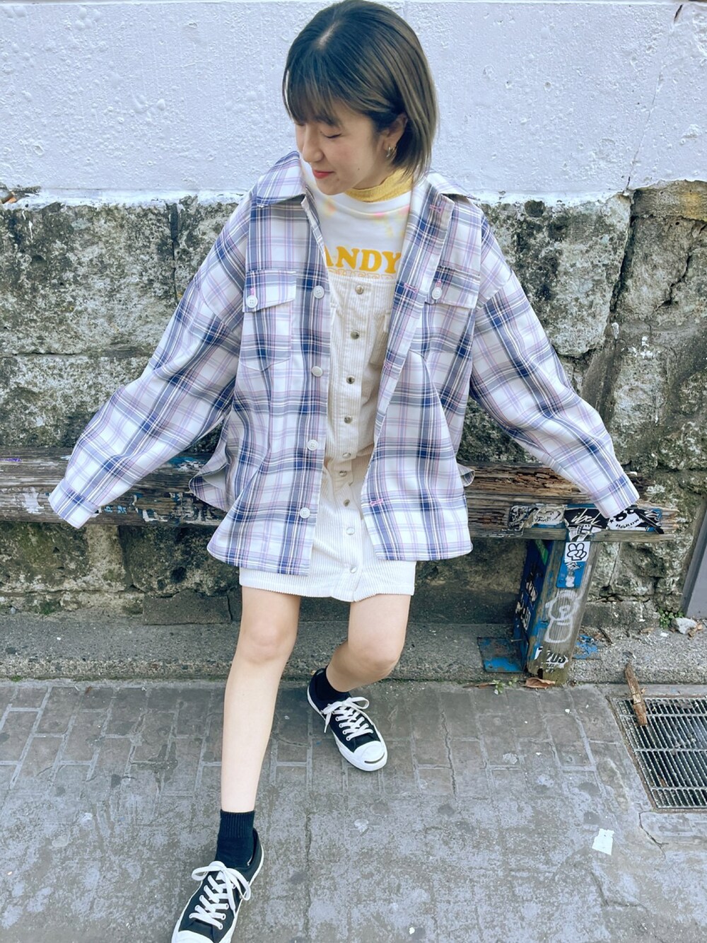 ホワイト系のその他アウター、ホワイト系のジャンパースカート、イエロー系のTシャツ/カットソーを着用したレディースの冬コーディネートの4枚目の写真