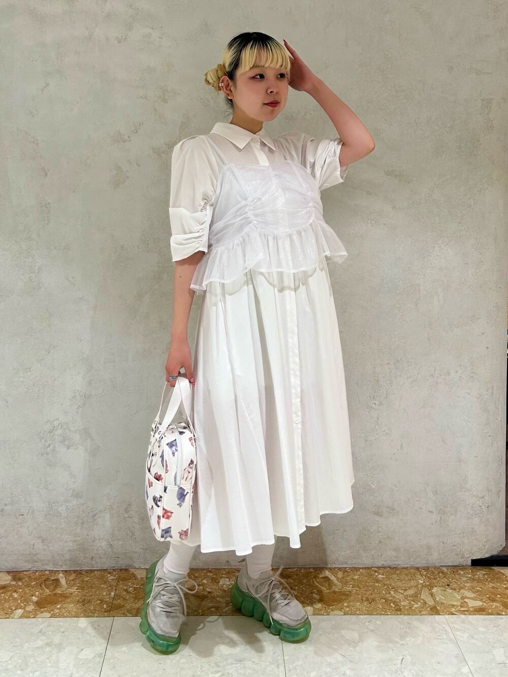 ホワイト系のハンドバッグ、ホワイト系のワンピースを着用したレディースの夏コーディネートの3枚目の写真