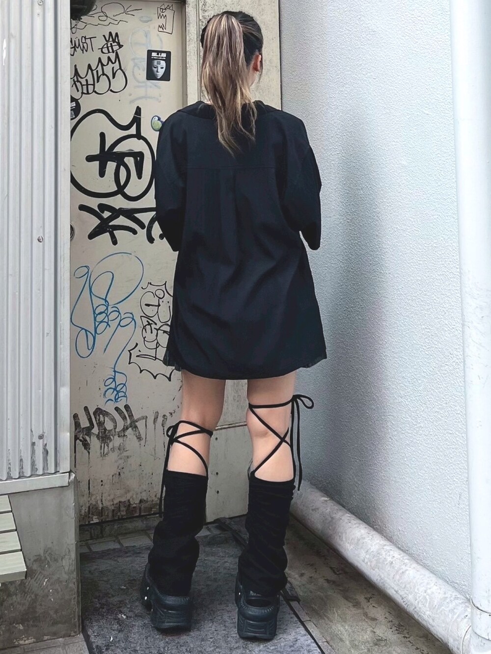 ブラック系のシャツ/ブラウス、ブラック系のTシャツ/カットソー、ブラック系のスカートを着用したレディースの夏コーディネートの4枚目の写真