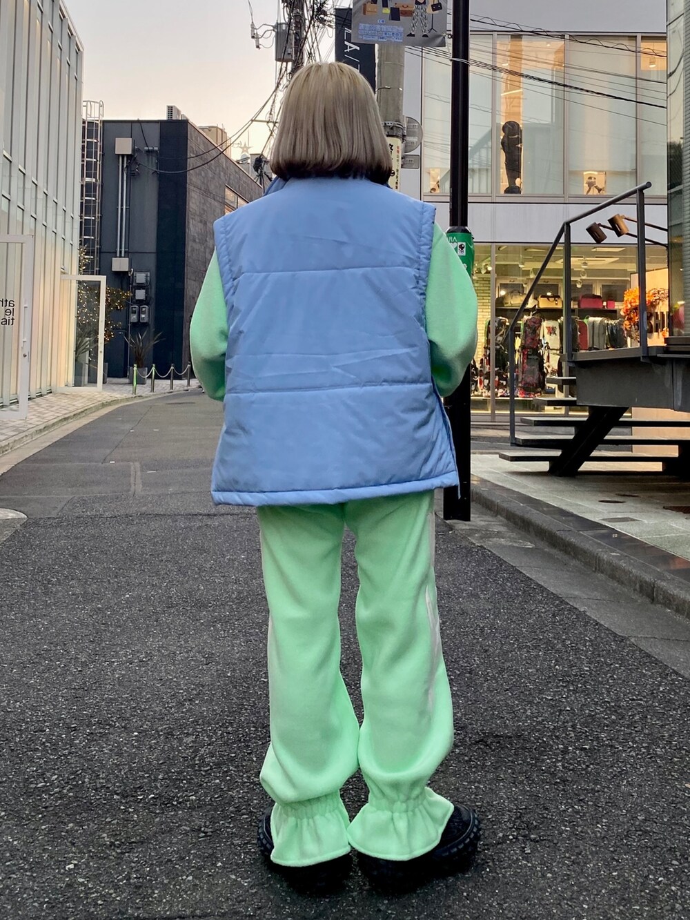 グリーン系のその他パンツ、グリーン系のその他トップス、ブルー系のダウンベストを着用したレディースの秋コーディネートの3枚目の写真