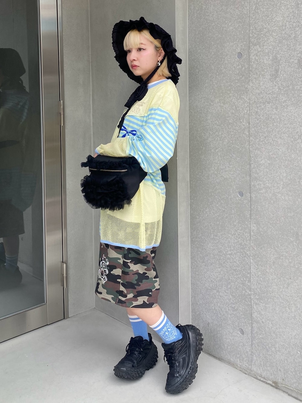 イエロー系のTシャツ/カットソー、グリーン系のその他パンツ、ブラック系のボディバッグ/ウエストポーチを着用したレディースの夏コーディネートの4枚目の写真