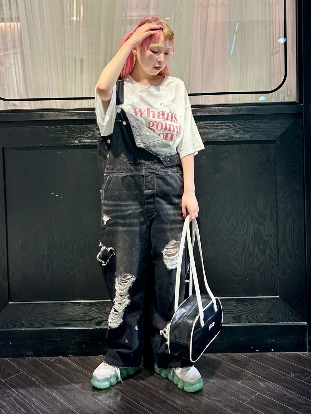 ホワイト系のTシャツ/カットソー、ブラック系のサロペット/オーバーオール、ブラック系のボストンバッグを着用したレディースの夏コーディネートの3枚目の写真