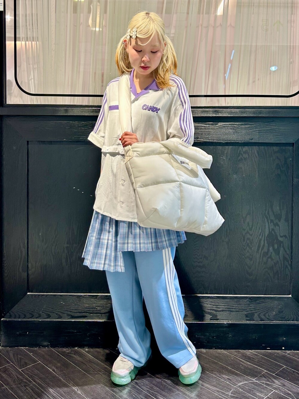 ホワイト系のショルダーバッグ、ブルー系のその他パンツ、ホワイト系のシャツ/ブラウスを着用したレディースの春コーディネートの3枚目の写真