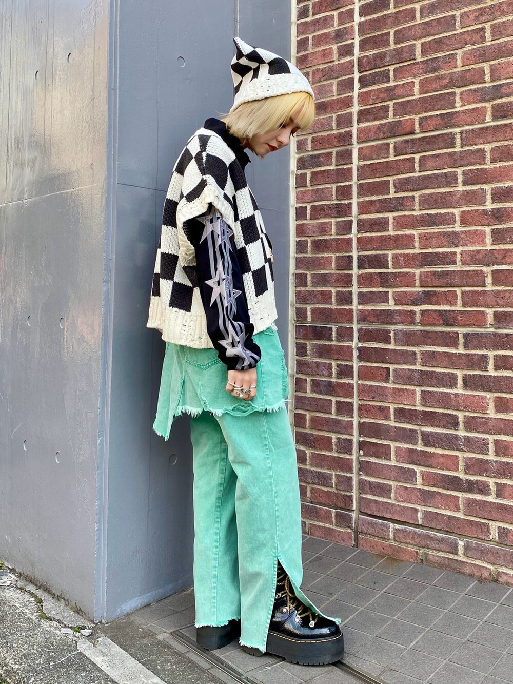 ブラック系のベスト、ブラック系のポロシャツ、グリーン系のその他パンツを着用したレディースの冬コーディネートの3枚目の写真