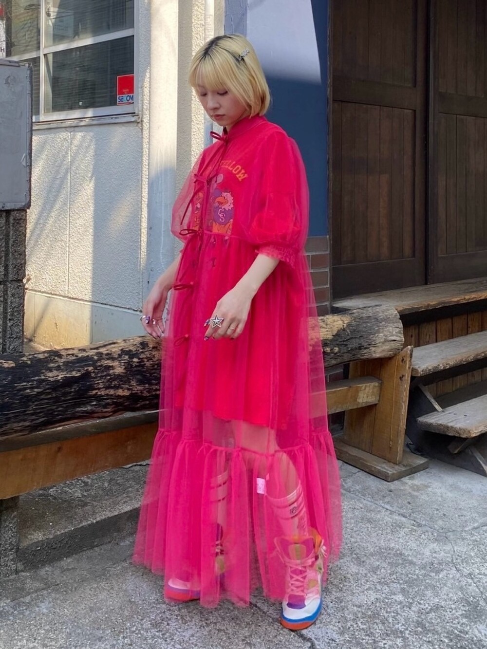 レッド系のTシャツ/カットソー、レッド系のワンピース、ホワイト系のソックス/靴下を着用したレディースの春コーディネートの5枚目の写真