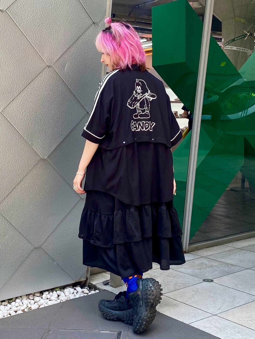 ブラック系のワンピース、ブラック系のシャツ/ブラウス、ブルー系のソックス/靴下を着用したレディースの夏コーディネートの3枚目の写真