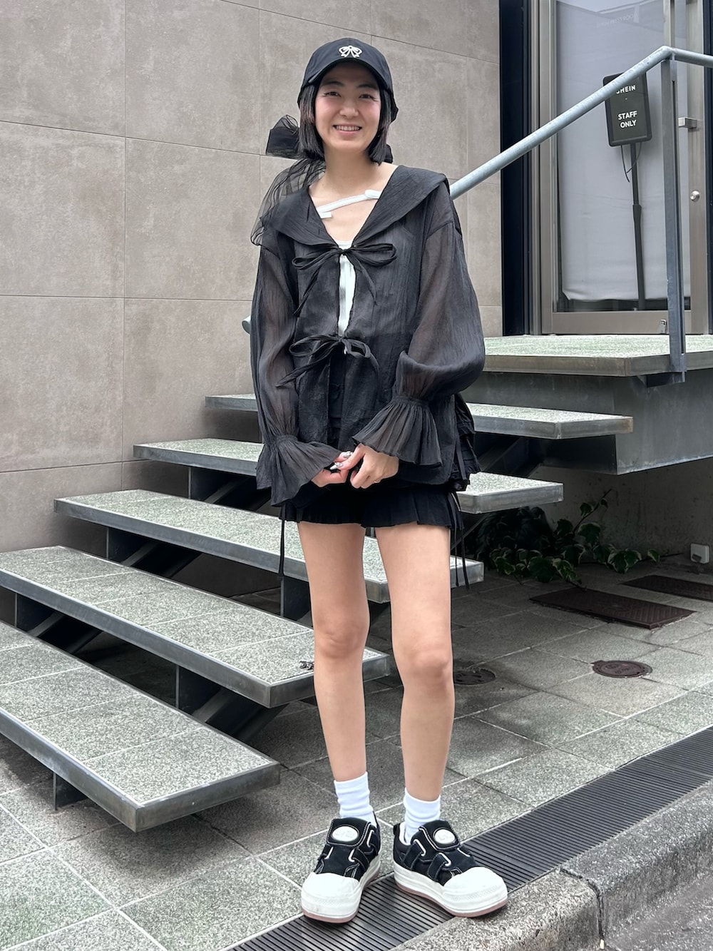 ブラック系のその他パンツ、ホワイト系のキャミソール、ブラック系のシャツ/ブラウスを着用したレディースの夏コーディネートの3枚目の写真