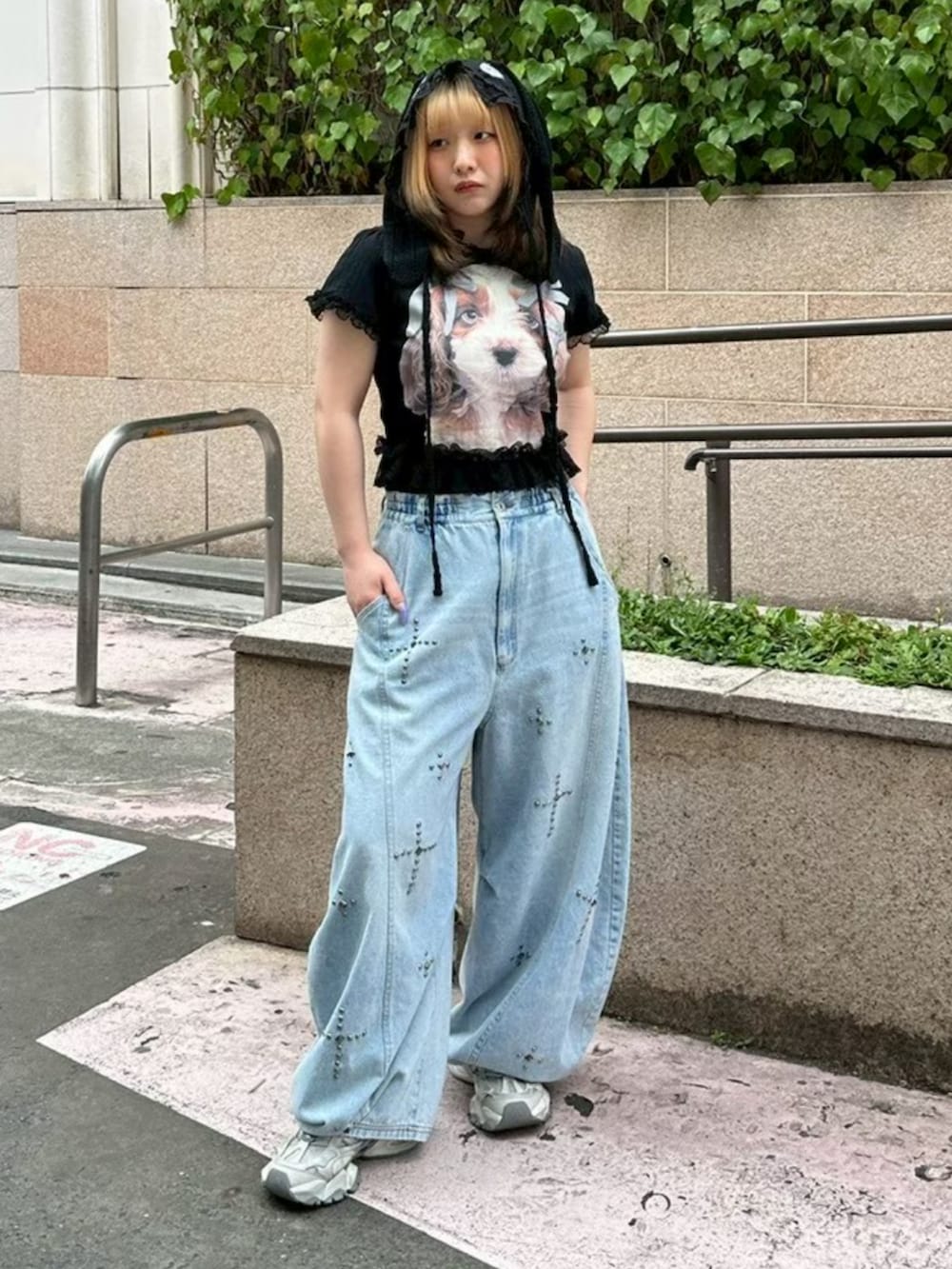 ブルー系のデニムパンツ、ブラック系のTシャツ/カットソー、ブラック系のニットキャップ/ビーニーを着用したレディースの夏コーディネートの2枚目の写真