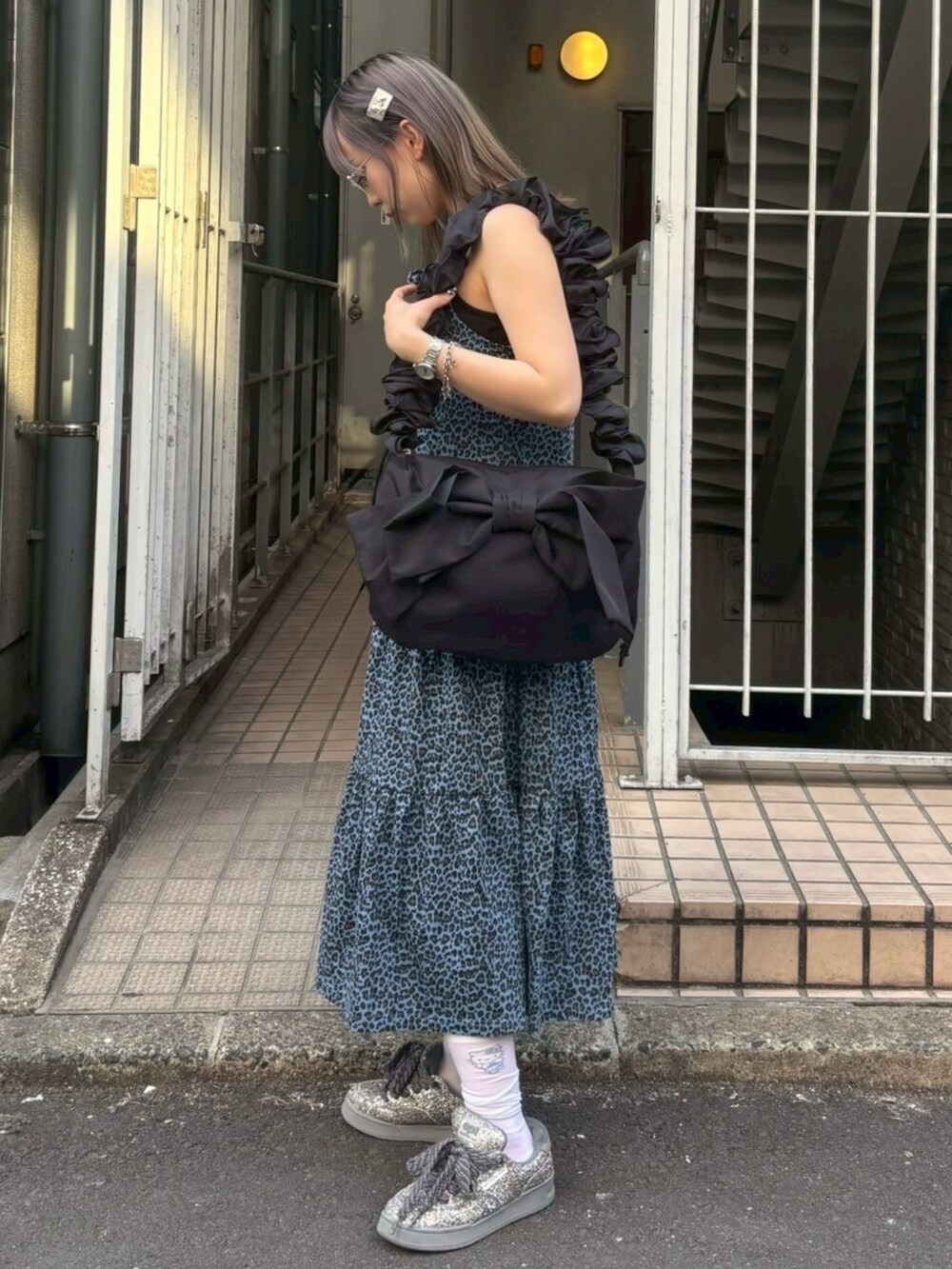 ブラック系のショルダーバッグ、ブラック系のキャミソール、ブルー系のワンピースを着用したレディースの春コーディネートの5枚目の写真