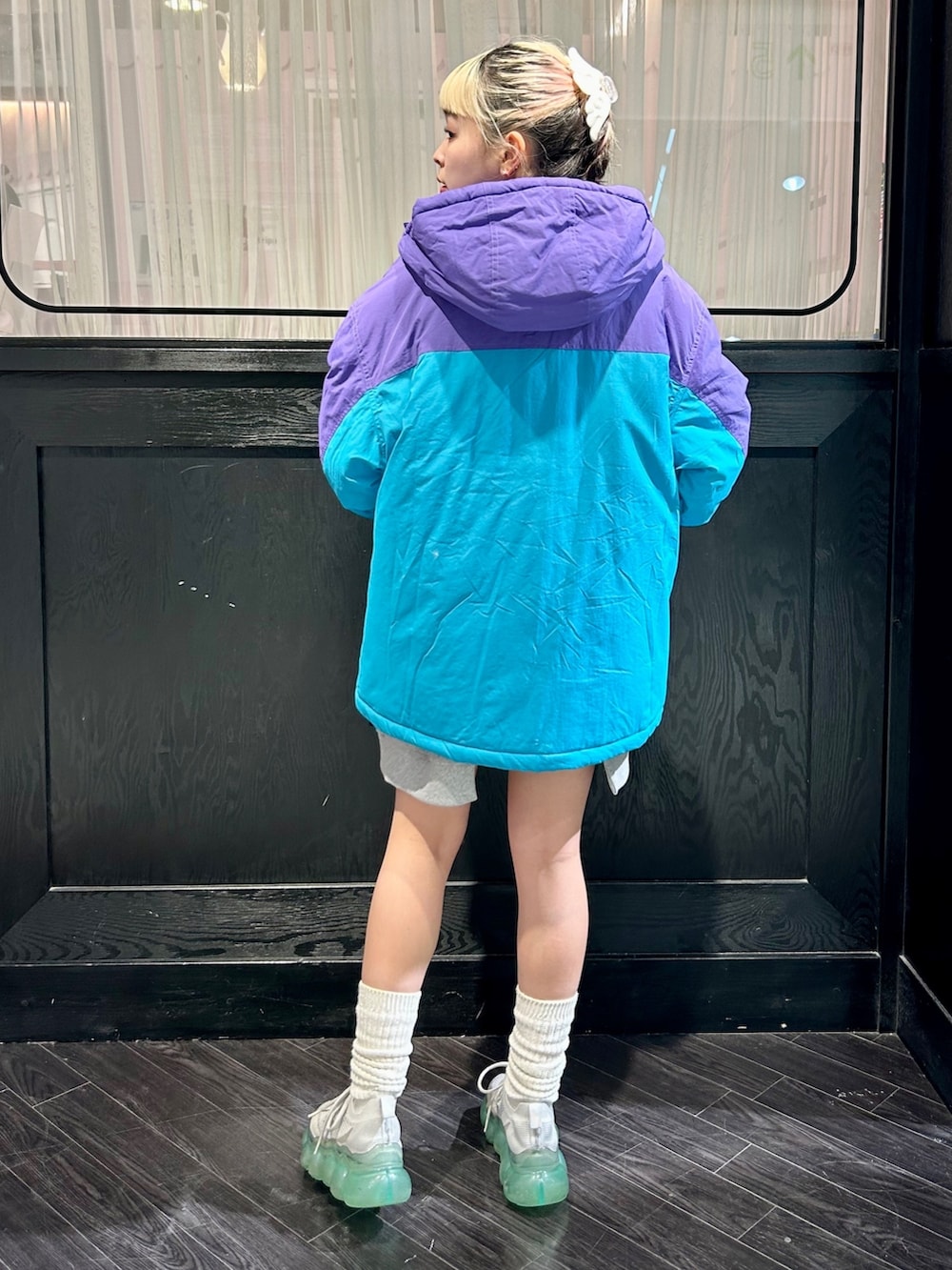 グレー系のスウェット、パープル系のダウンジャケット/コートを着用したレディースの冬コーディネートの4枚目の写真