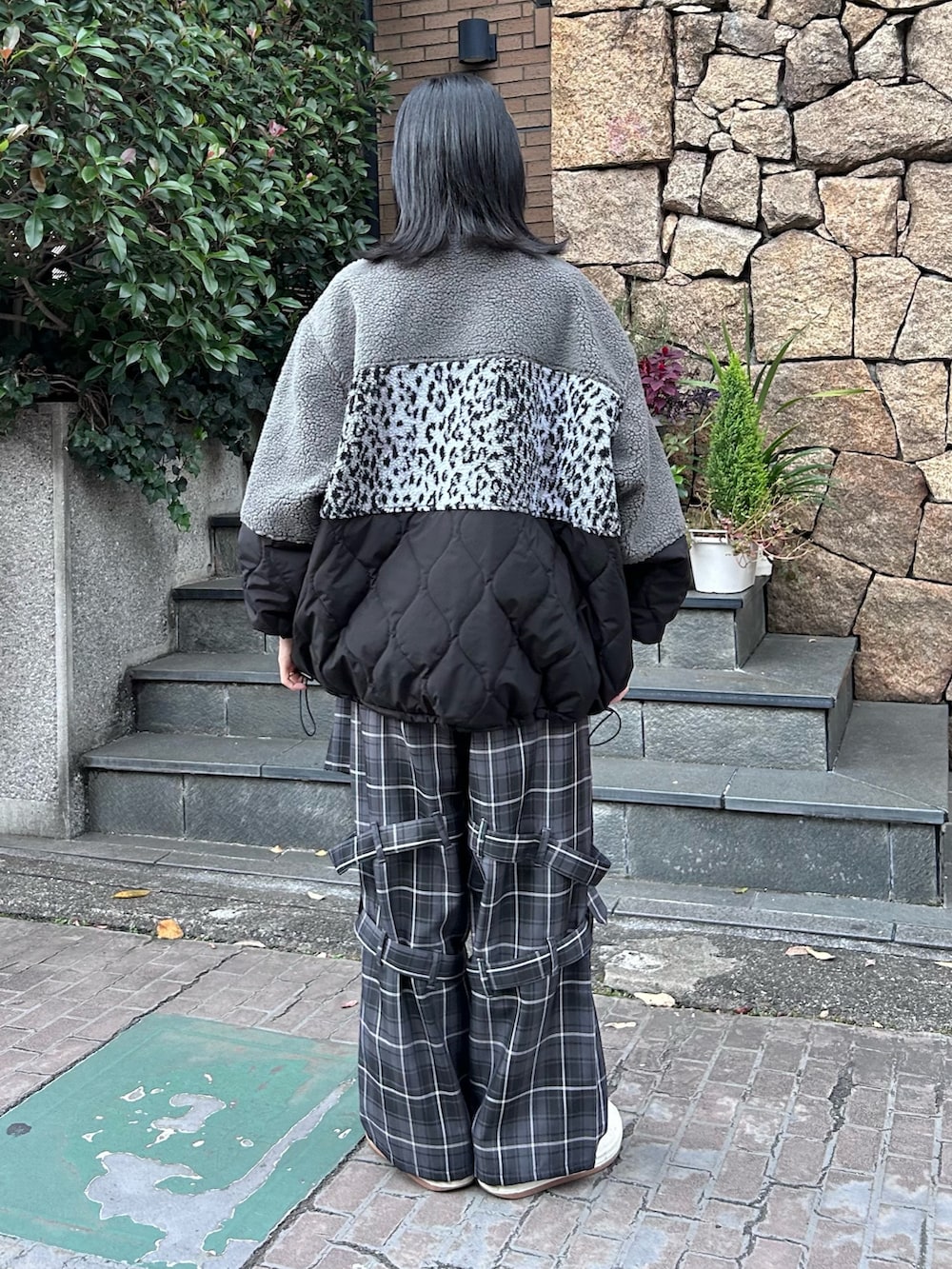 グレー系のその他パンツ、グレー系のブルゾンを着用したレディースの秋コーディネートの5枚目の写真