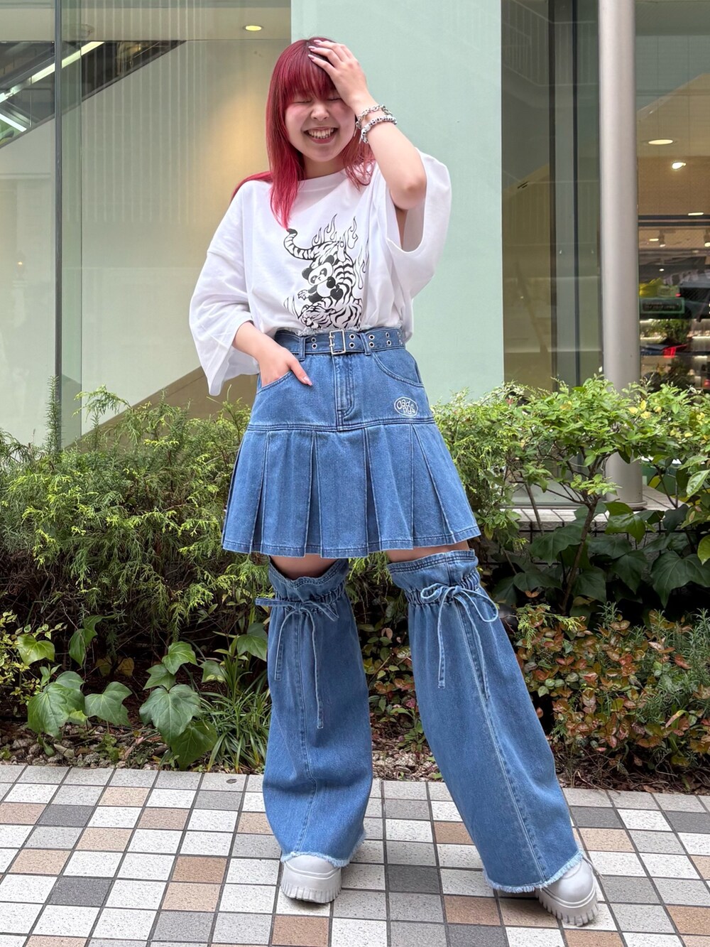 ブルー系のスカート、ホワイト系のTシャツ/カットソーを着用したレディースの春コーディネートの2枚目の写真