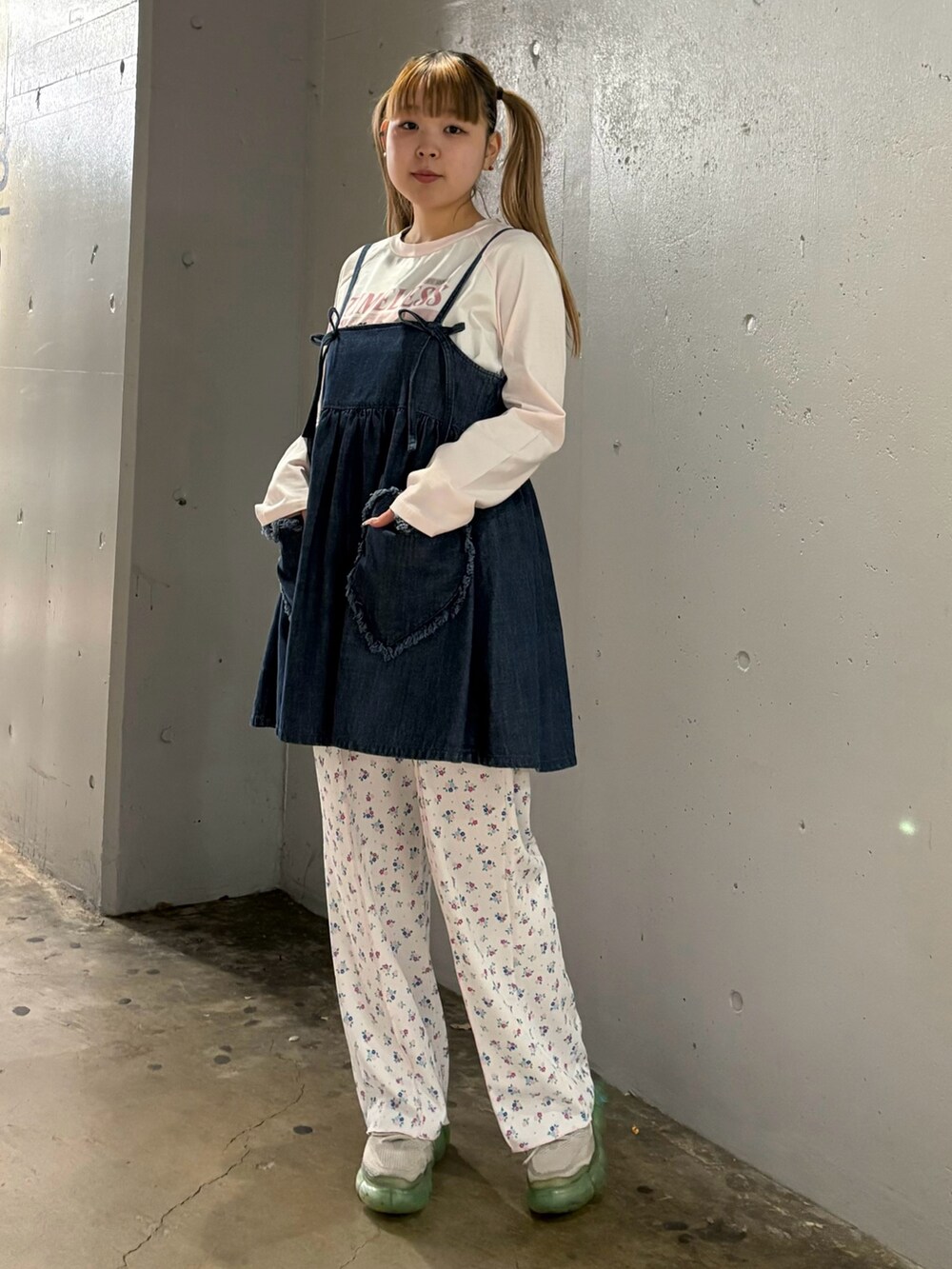 ホワイト系のパーカー、ホワイト系のTシャツ/カットソー、ブルー系のワンピースを着用したレディースの春コーディネートの5枚目の写真